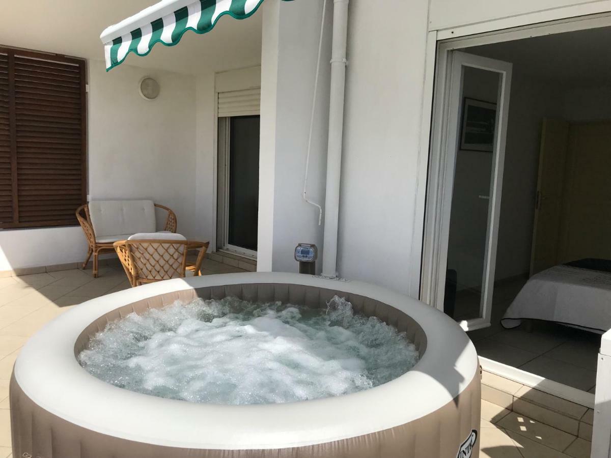 Meuble Homard Avec Jacuzzi Et Vue Mer Saint-Gilles-les Bains Eksteriør billede