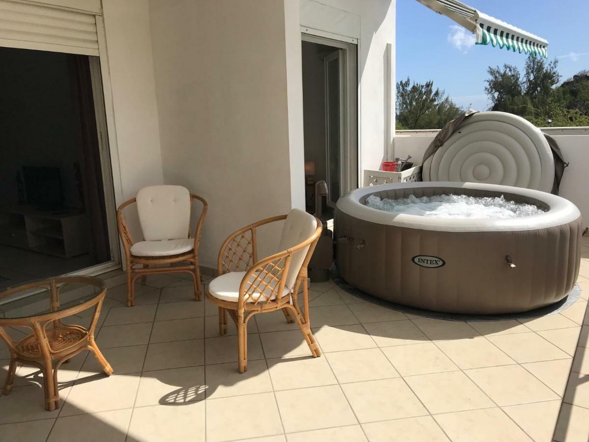 Meuble Homard Avec Jacuzzi Et Vue Mer Saint-Gilles-les Bains Eksteriør billede